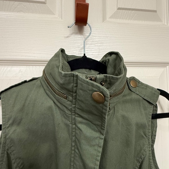 41 Hawthorn Vest Jacket in green with hood - Picture 8 of 9